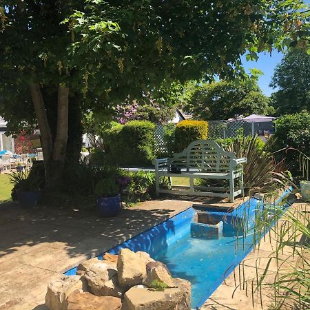 Hazelwick Guest House Hookwood Екстериор снимка