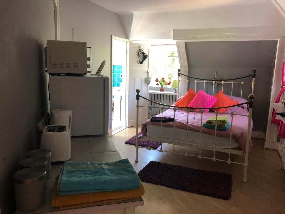 Hazelwick Guest House Hookwood Екстериор снимка