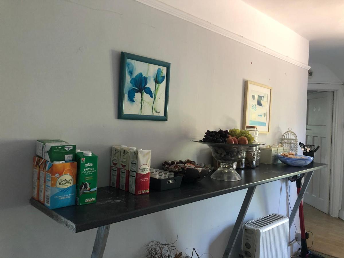 Hazelwick Guest House Hookwood Екстериор снимка