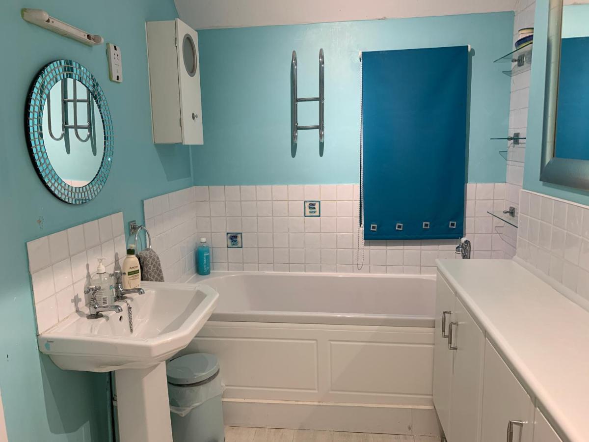 Hazelwick Guest House Hookwood Екстериор снимка