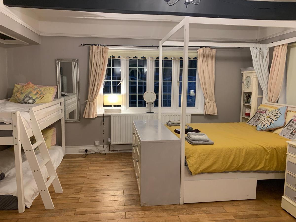 Hazelwick Guest House Hookwood Екстериор снимка