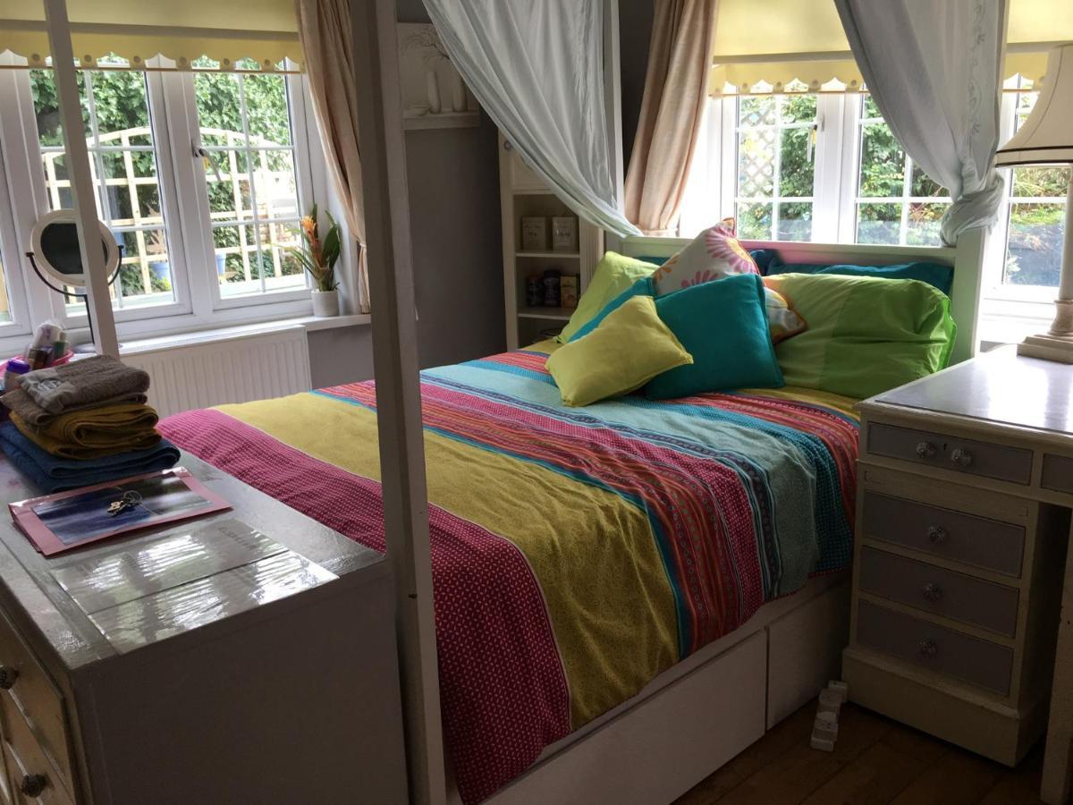 Hazelwick Guest House Hookwood Екстериор снимка