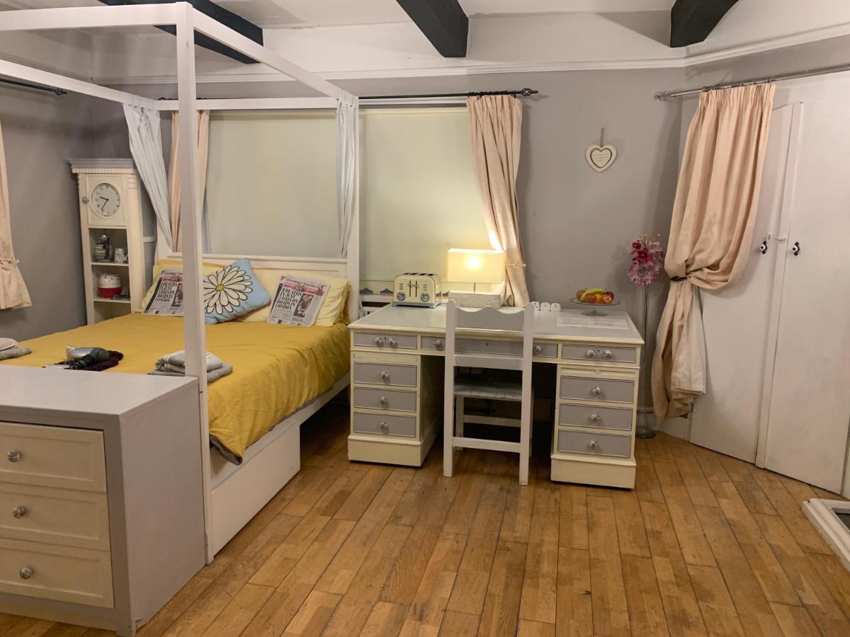 Hazelwick Guest House Hookwood Екстериор снимка