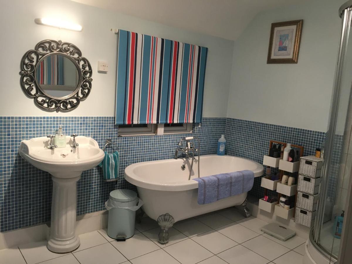 Hazelwick Guest House Hookwood Екстериор снимка