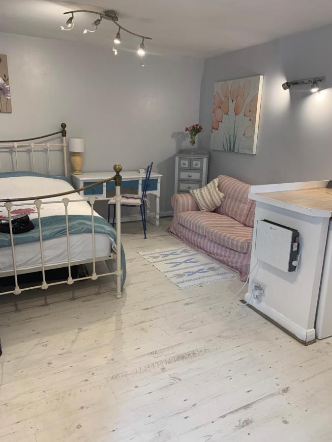 Hazelwick Guest House Hookwood Екстериор снимка