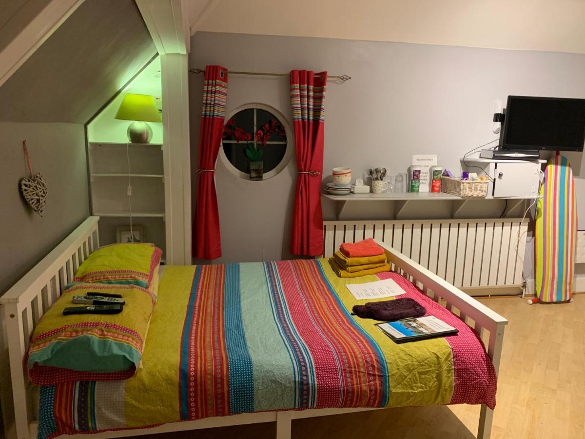 Hazelwick Guest House Hookwood Екстериор снимка