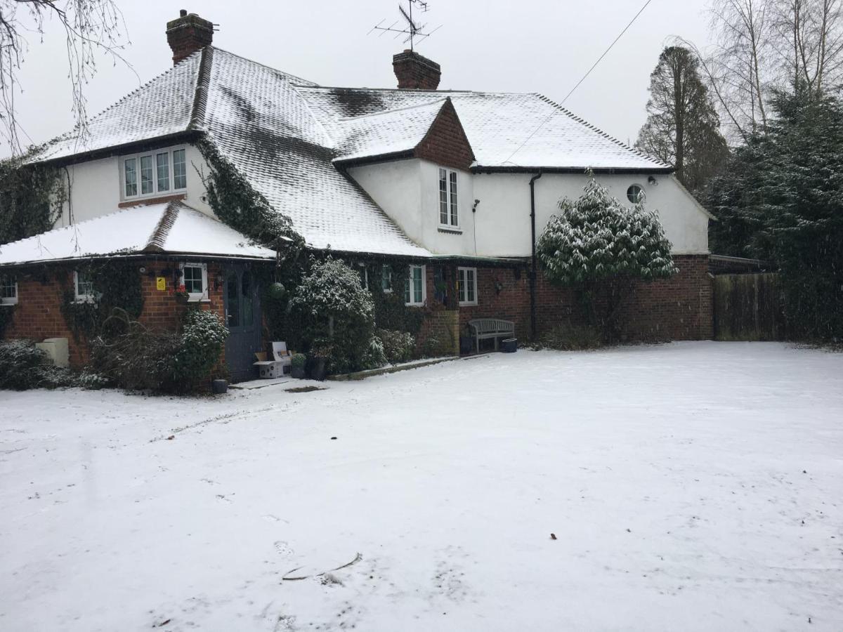 Hazelwick Guest House Hookwood Екстериор снимка