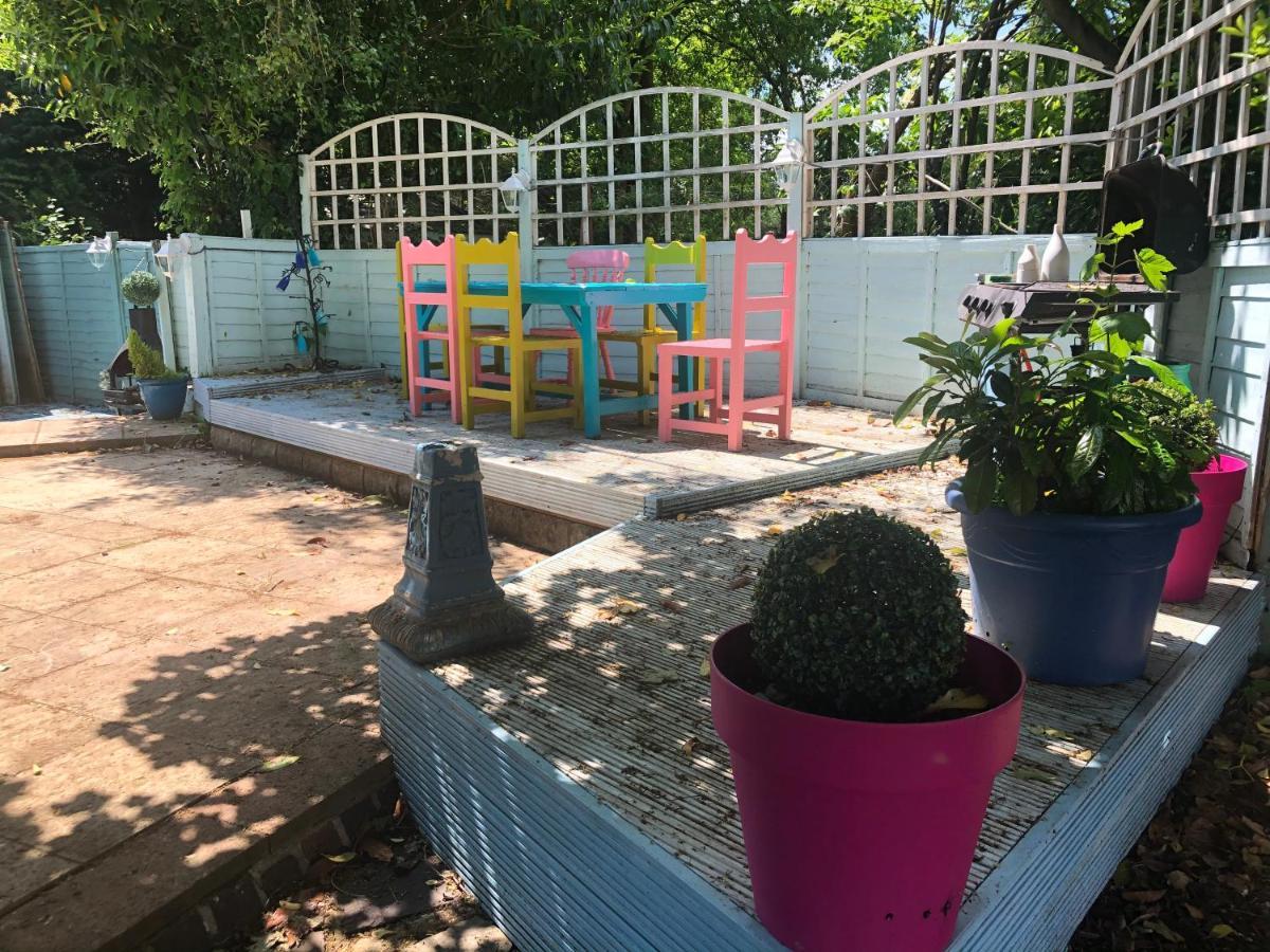 Hazelwick Guest House Hookwood Екстериор снимка