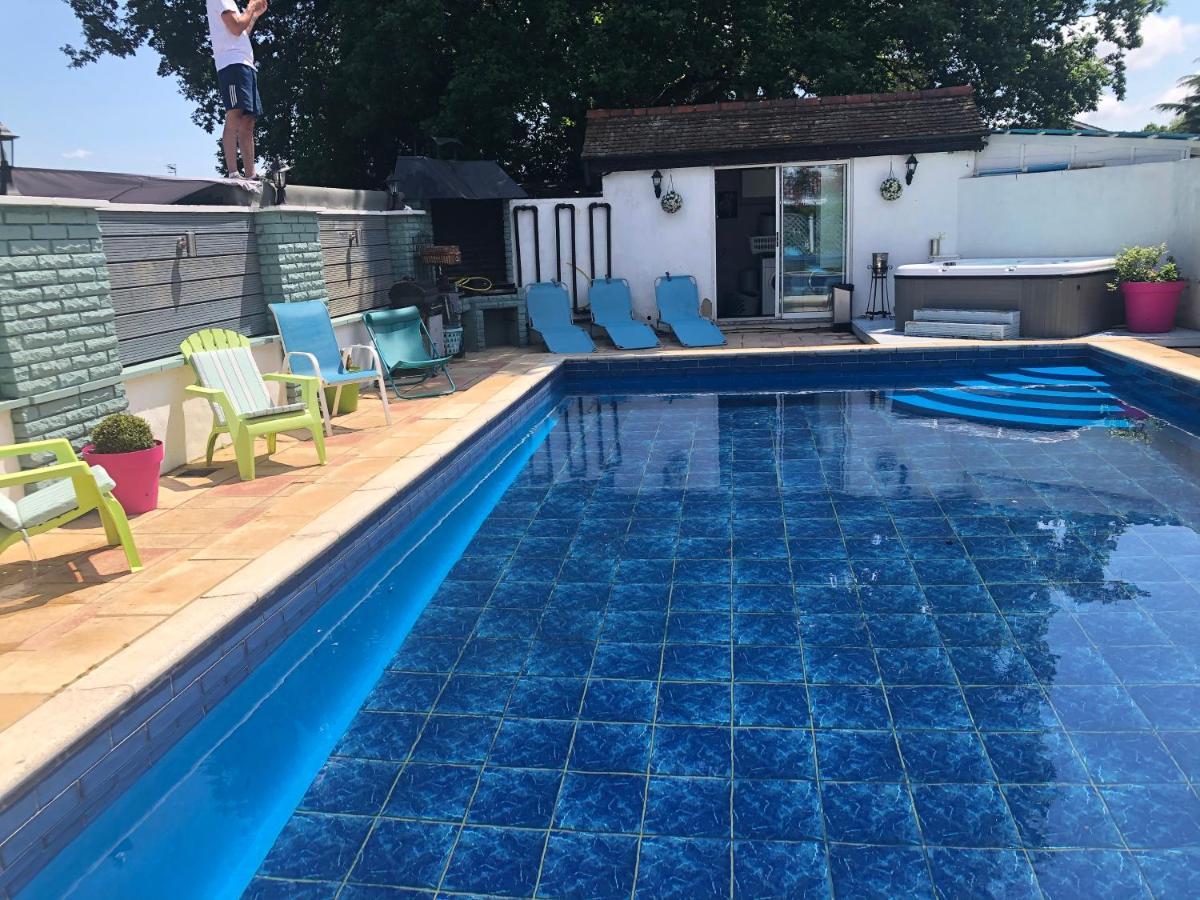 Hazelwick Guest House Hookwood Екстериор снимка