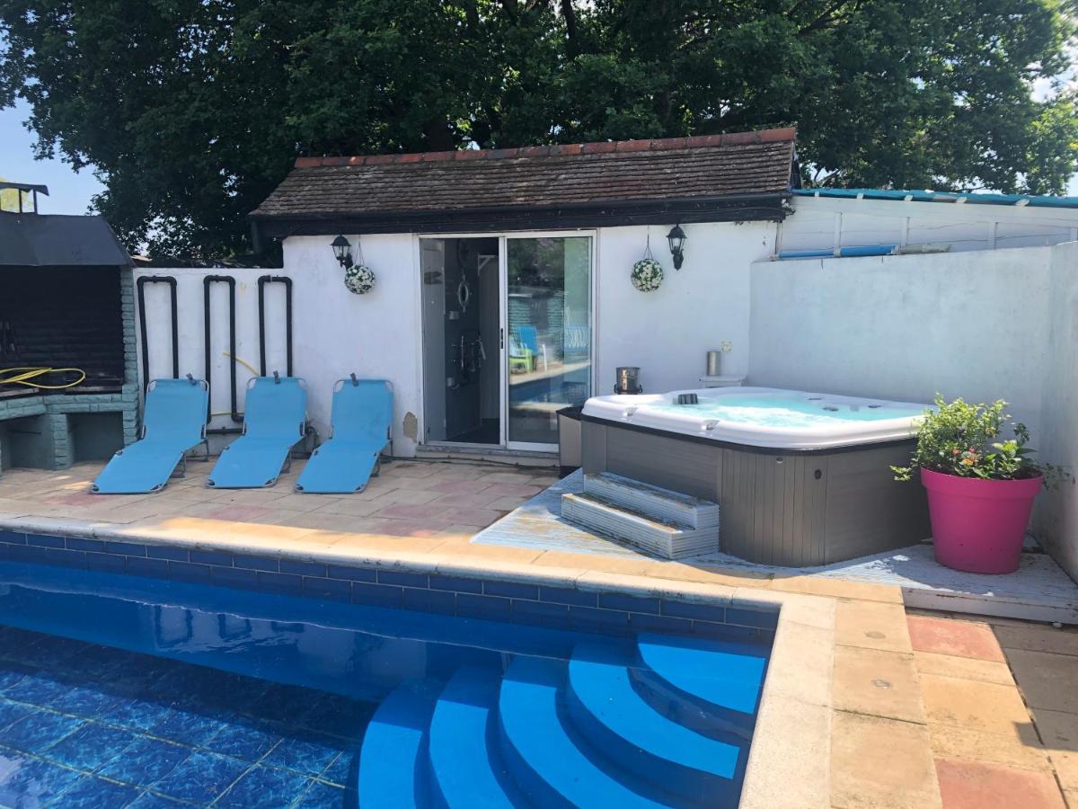 Hazelwick Guest House Hookwood Екстериор снимка